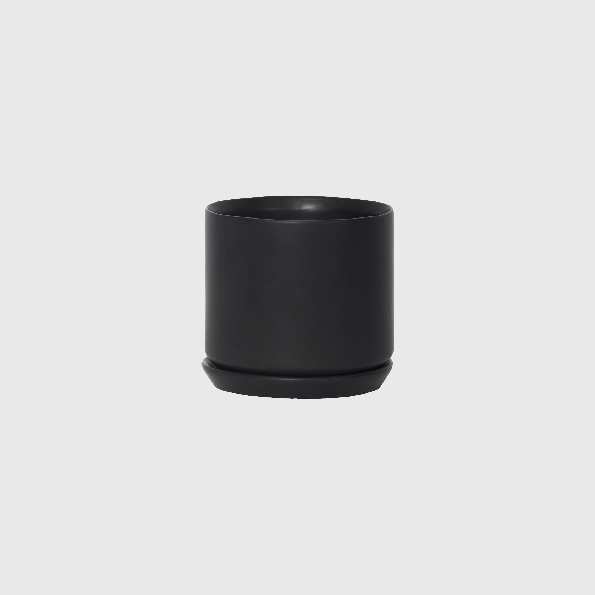 Potted MED Oslo Planter Jet Black
